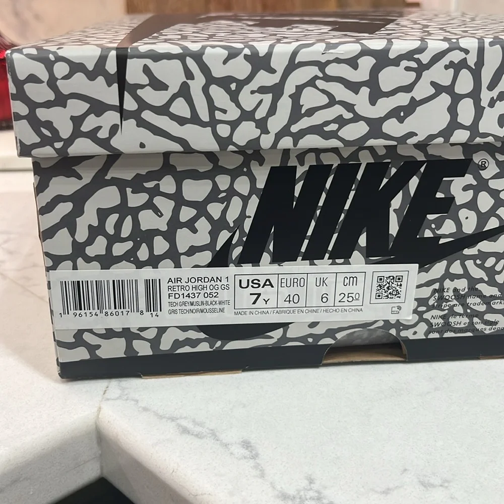 Nike Air Jordan 1 Retro High OG White Cement - Picture 3 of 7